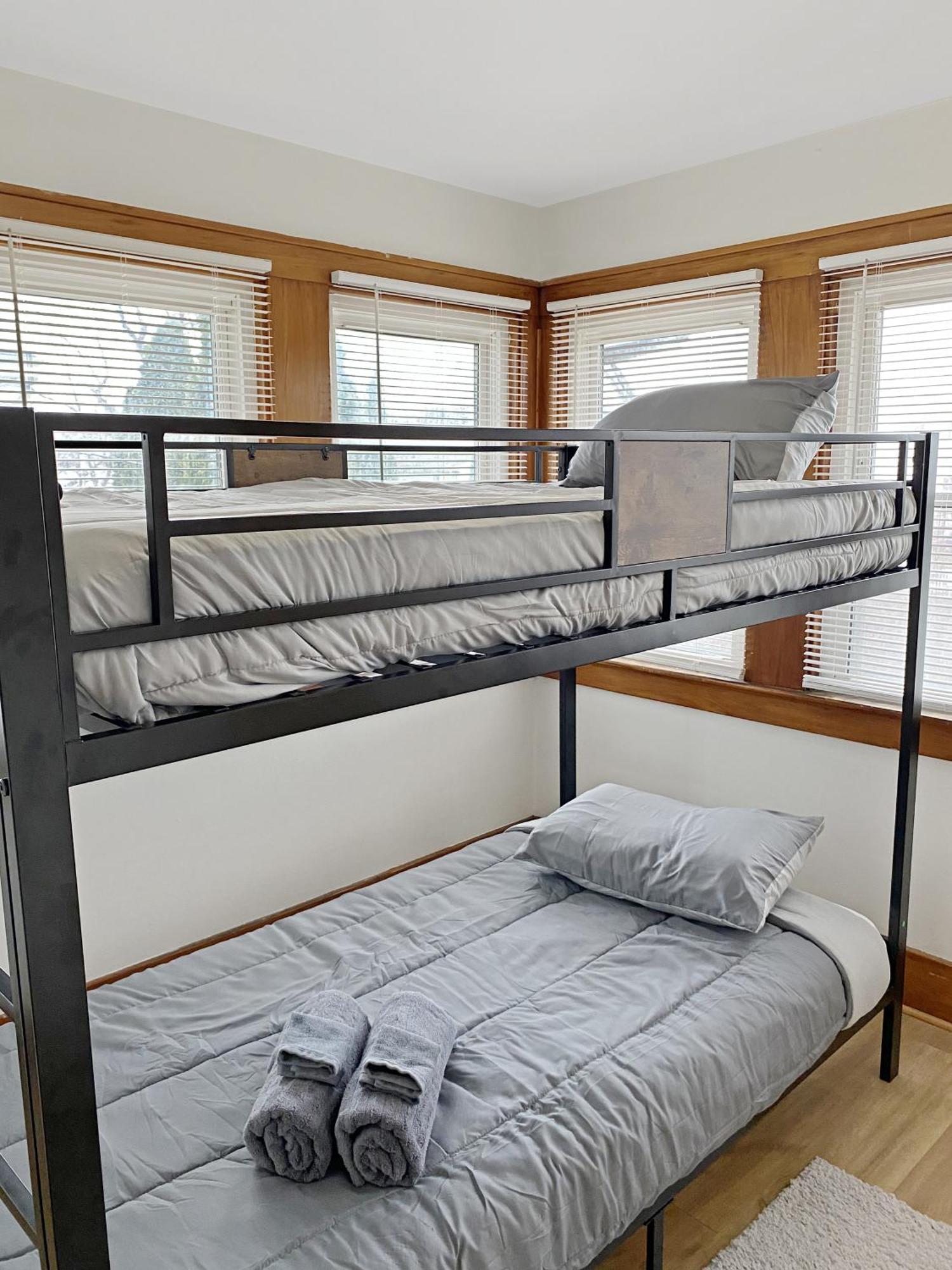 Lux 3Br, Steps From Airport, U Of R & Grocery Stores 羅徹斯特 外观 照片